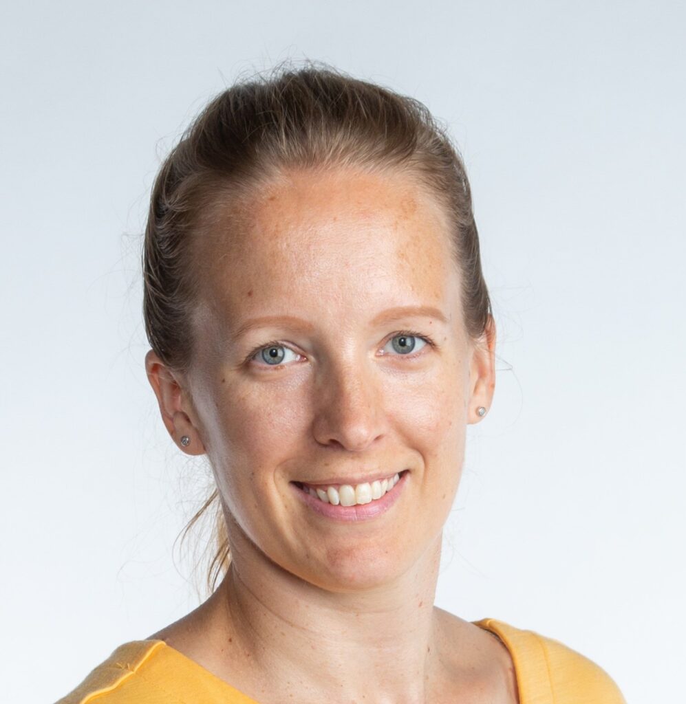 Kasvokuva yrityksen perustajasta, hymyilevä nainen.